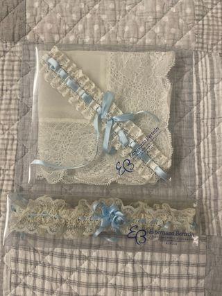 2 reggicalze di pizzo beige e azzurro con foulard