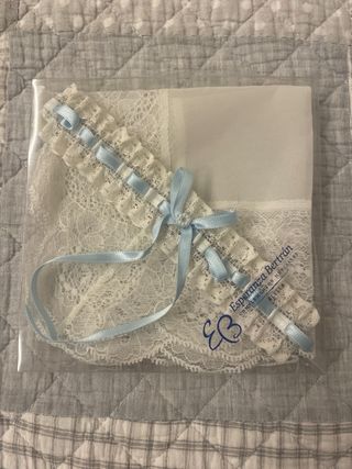 2 reggicalze di pizzo beige e azzurro con foulard