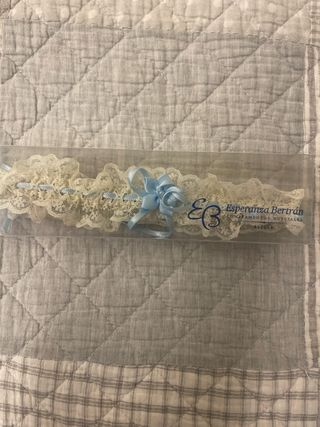 2 reggicalze di pizzo beige e azzurro con foulard