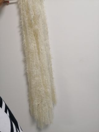 Bufanda blanca de pelo sintético