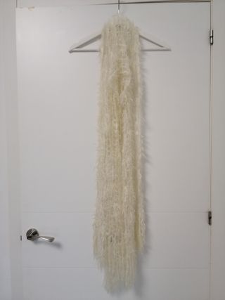 Bufanda blanca de pelo sintético