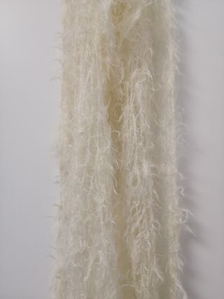 Bufanda blanca de pelo sintético