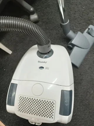 Aspiradora blanca y gris