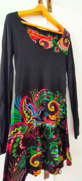 Vestido Desigual Negro con Estampado Multicolor