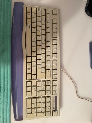 Teclado de ordenador con cable.