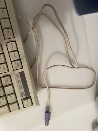 Teclado de ordenador con cable.