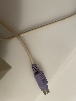 Teclado de ordenador con cable.