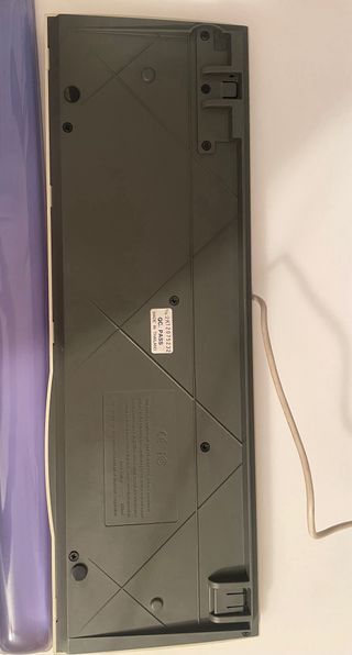 Teclado de ordenador con cable.