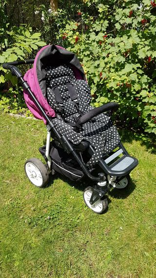 Carrito de bebé con estampado de lunares