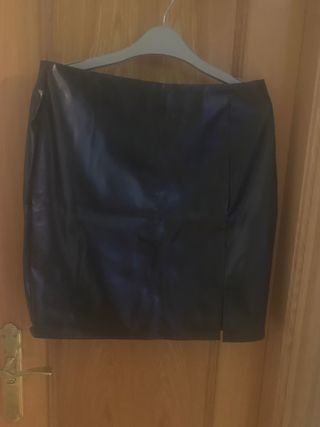 Falda negra efecto piel