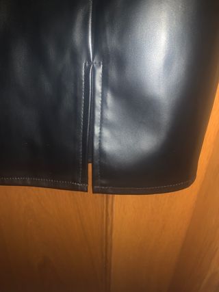 Falda negra efecto piel