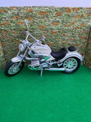 Moto a escala tipo cruiser – 39 cm de largo