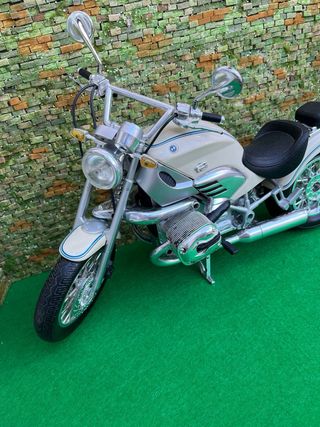 Moto a escala tipo cruiser – 39 cm de largo