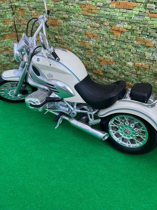 Moto a escala tipo cruiser – 39 cm de largo