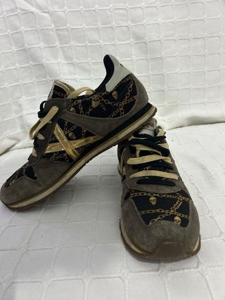 Zapatillas Munich Estampado Cadena y Calaveras