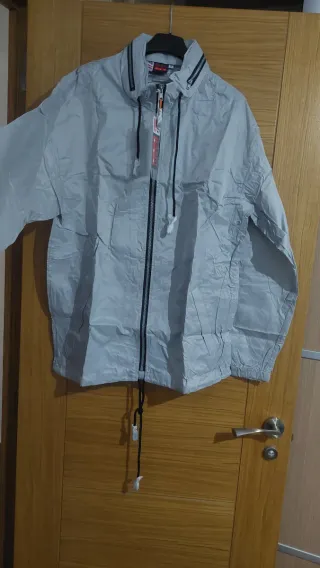 Cortavientos ligero gris