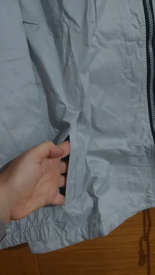 Cortavientos ligero gris