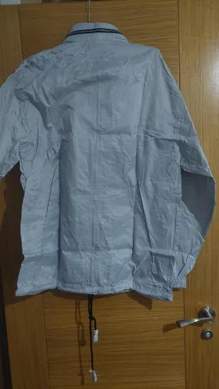 Cortavientos ligero gris