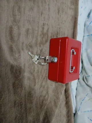 Caja Fuerte Roja con Llave