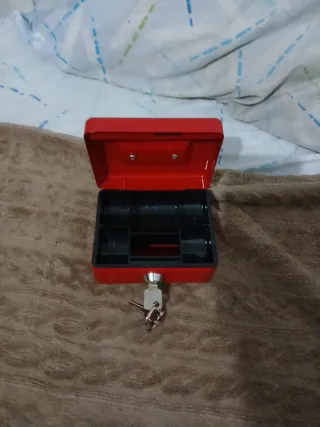 Caja Fuerte Roja con Llave