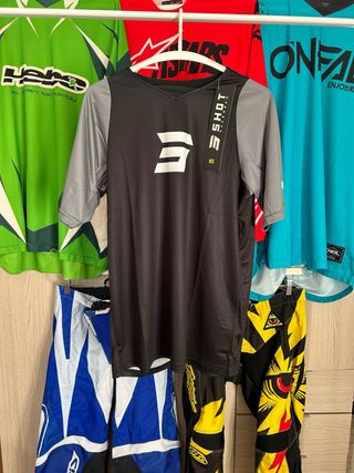 Camiseta Shot Negra y Gris