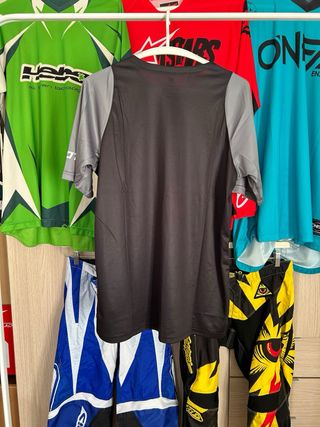 Camiseta Shot Negra y Gris