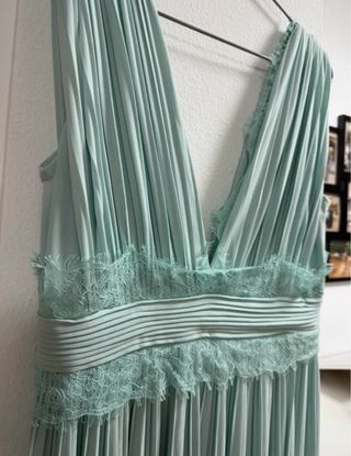 Vestido largo invitada verde plisado