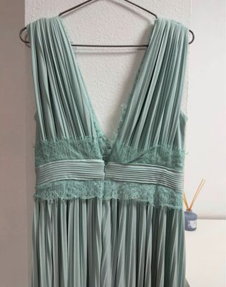 Vestido largo invitada verde plisado