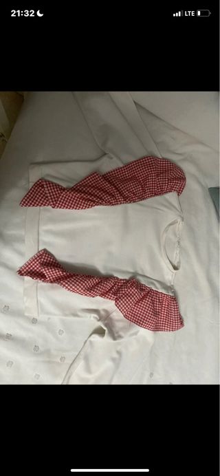 Sudadera blanca con volantes rojos