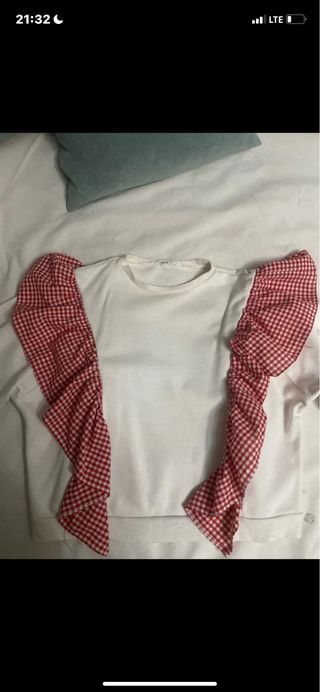 Sudadera blanca con volantes rojos