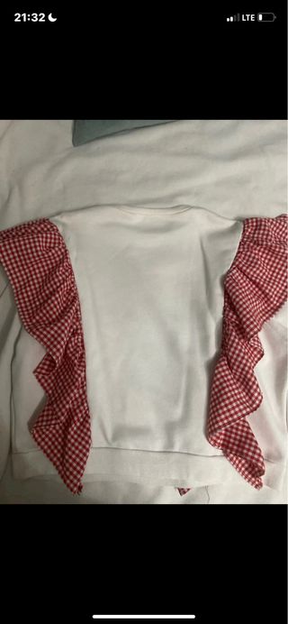 Sudadera blanca con volantes rojos