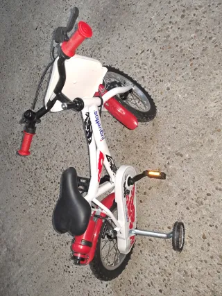 Bicicleta infantil roja y blanca