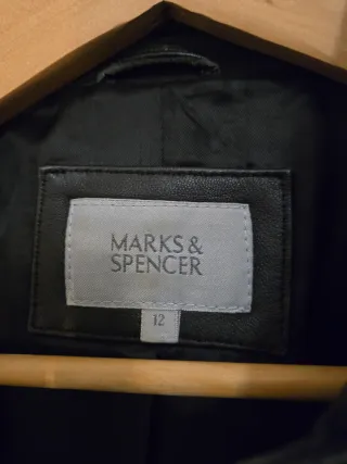 Gabardina negra de cuero