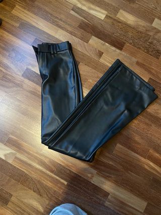 Pantalones negros de cuero flare
