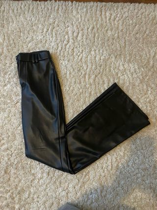 Pantalones negros de cuero flare