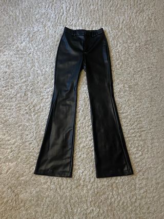 Pantalones negros de cuero flare