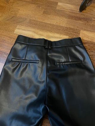 Pantalones negros de cuero flare