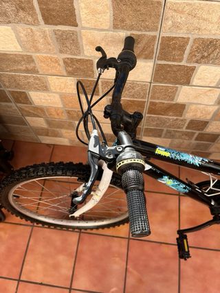 Bicicleta montaña negra poco usada
