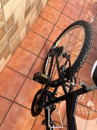 Bicicleta montaña negra poco usada