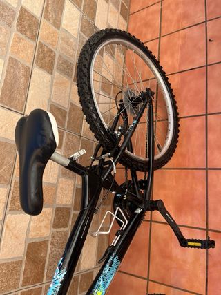 Bicicleta montaña negra poco usada
