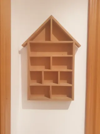 Casita de madera decorativa