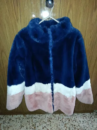 Chaqueta de pelo azul y rosa