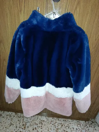 Chaqueta de pelo azul y rosa