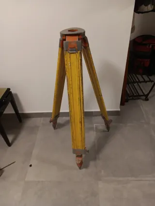 Trípode Topográfico - Marca WILD