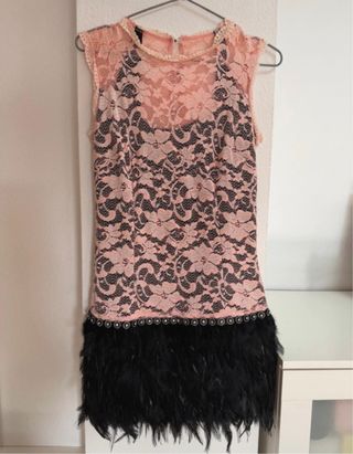 Vestido encaje rosa y negro con plumas
