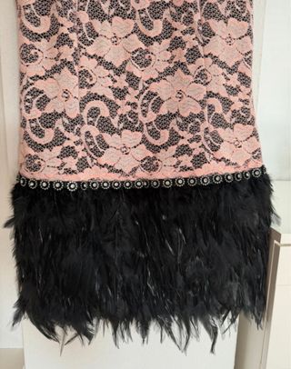 Vestido encaje rosa y negro con plumas