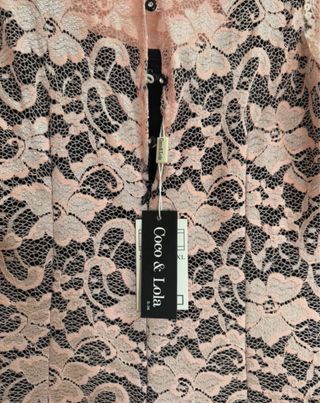 Vestido encaje rosa y negro con plumas