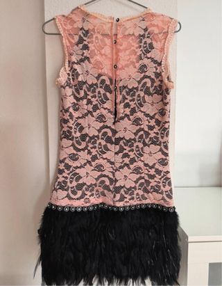 Vestido encaje rosa y negro con plumas