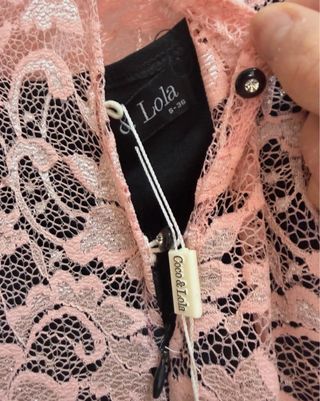 Vestido encaje rosa y negro con plumas