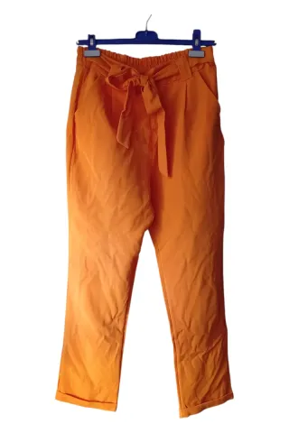 Pantalón naranja con cinturón